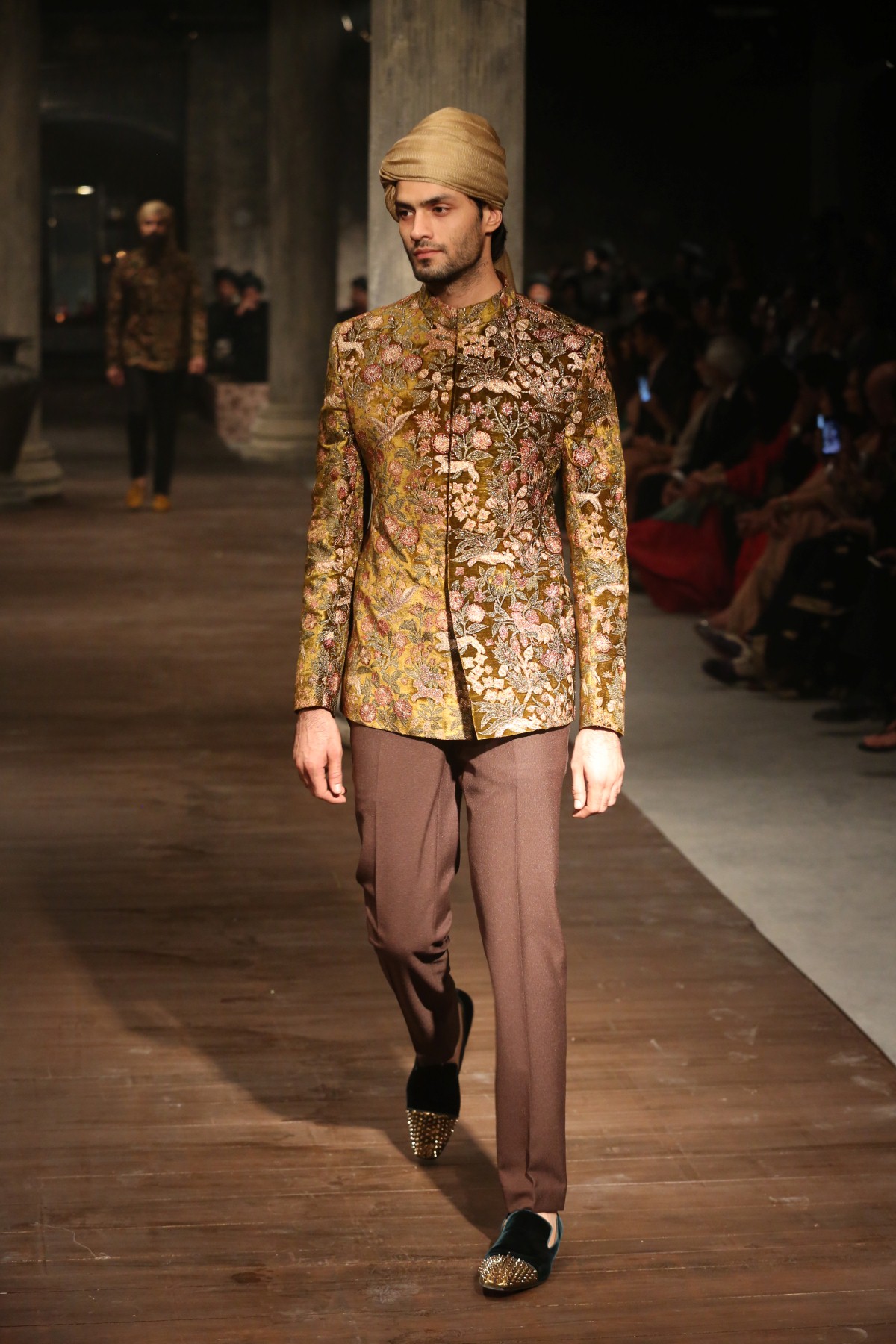 fwd-life-sabyasachi-and-christian-louboutin-ramp-images-for-the-firdaus-collection-and-bespoke-shoes-and-handbags-14