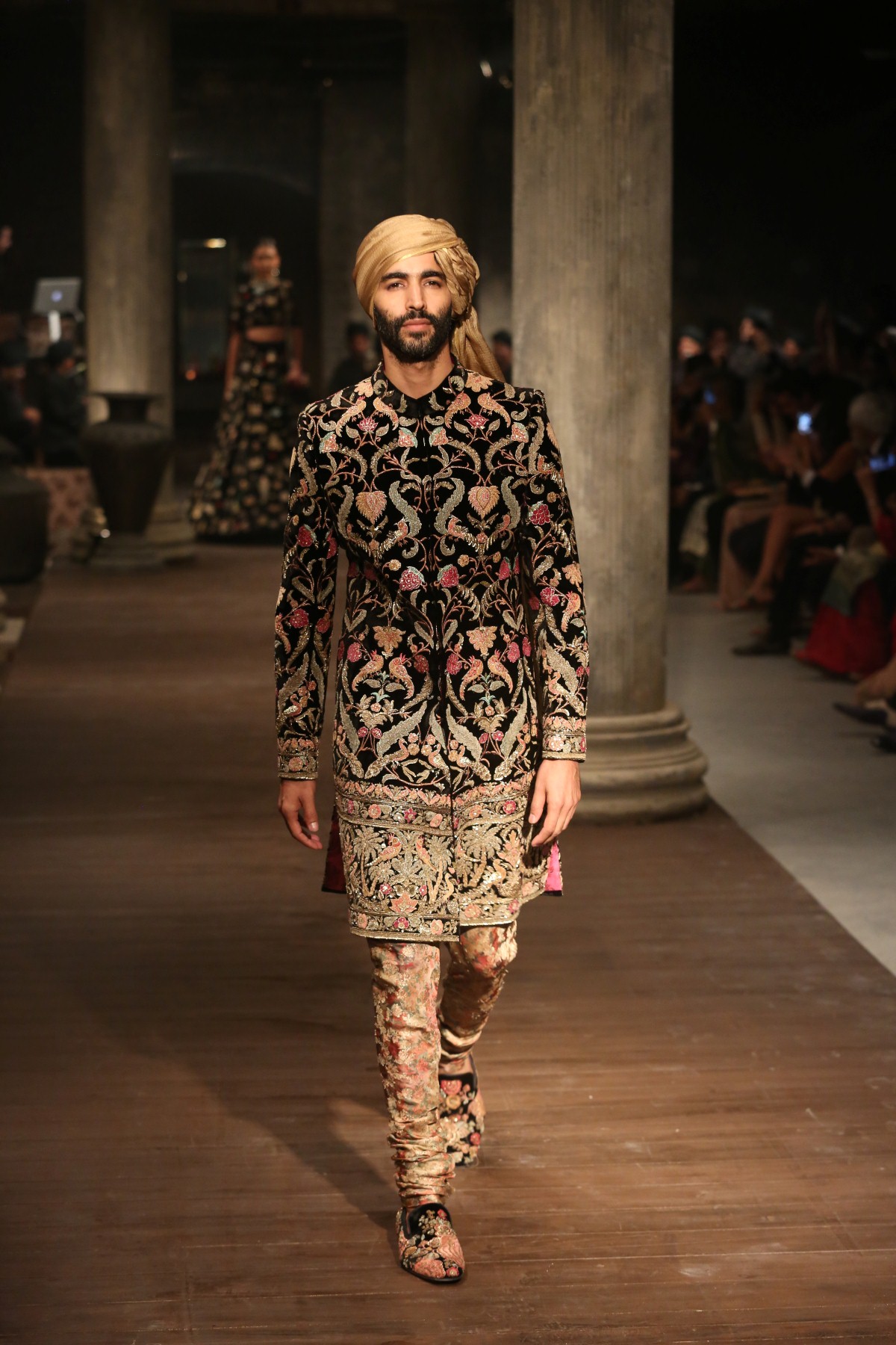fwd-life-sabyasachi-and-christian-louboutin-ramp-images-for-the-firdaus-collection-and-bespoke-shoes-and-handbags-15