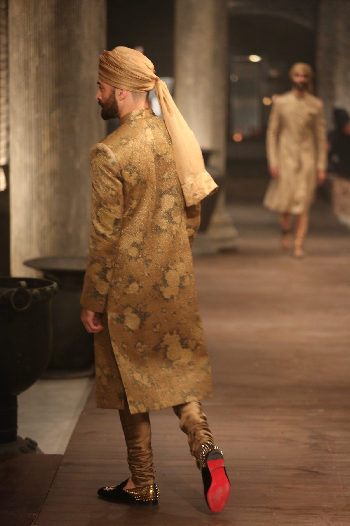 fwd-life-sabyasachi-and-christian-louboutin-ramp-images-for-the-firdaus-collection-and-bespoke-shoes-and-handbags-5